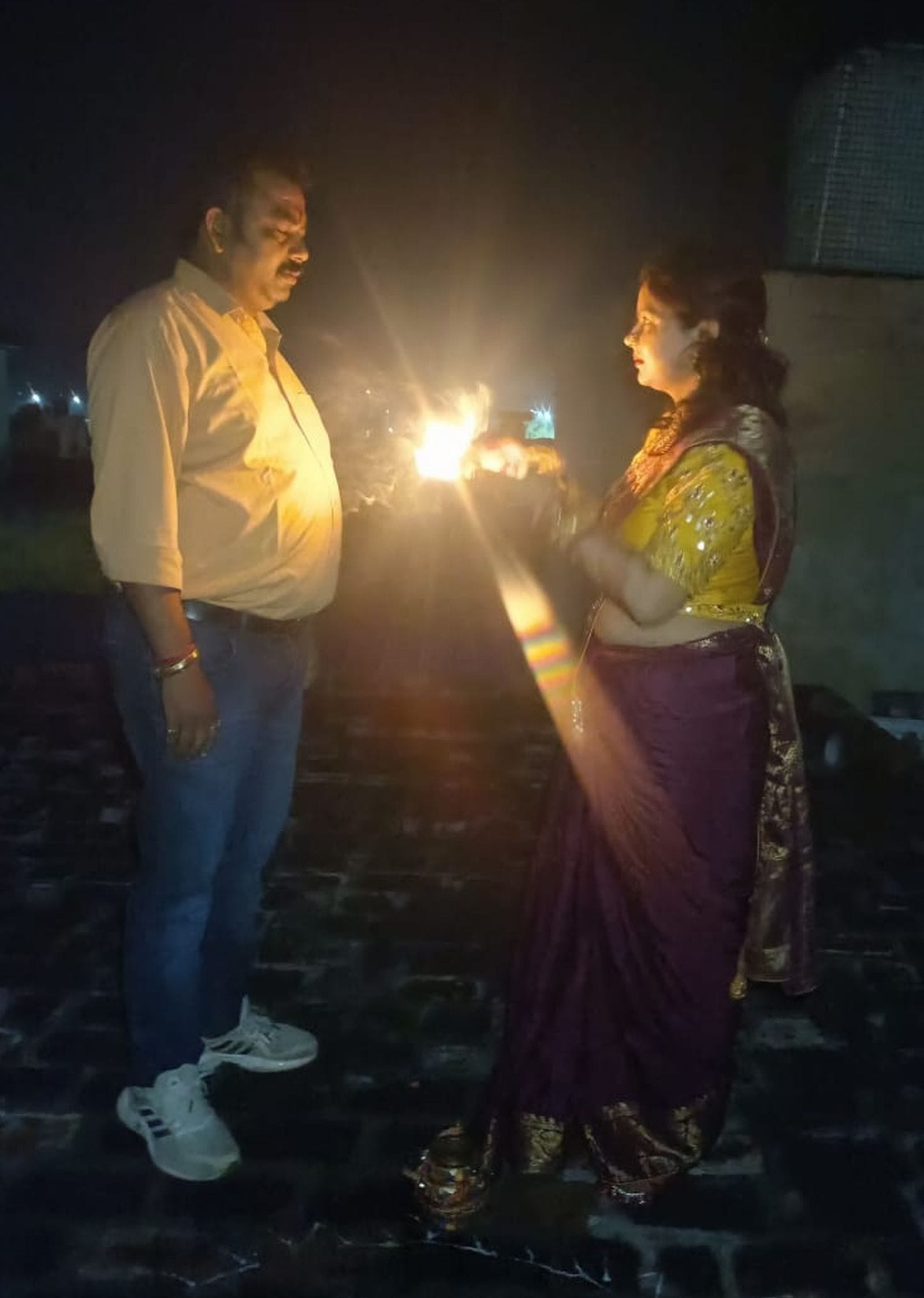 बिसौली में करवाचौथ पर पति की आरती उतारती महिला। संवाद बिसौली में करवाचौथ पर पति की आरती उतारती महिला। संवाद