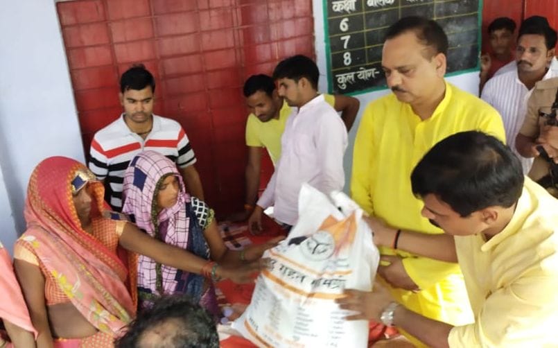 फोटो-21- पीड़ितों को राहत सामग्री देते विधायक माधवेंद्र प्रताप सिंह और जिलाधिकारी एम पी सिंह फोटो-21- पीड़ितों को राहत सामग्री देते विधायक माधवेंद्र प्रताप सिंह और जिलाधिकारी एम पी सिंह
