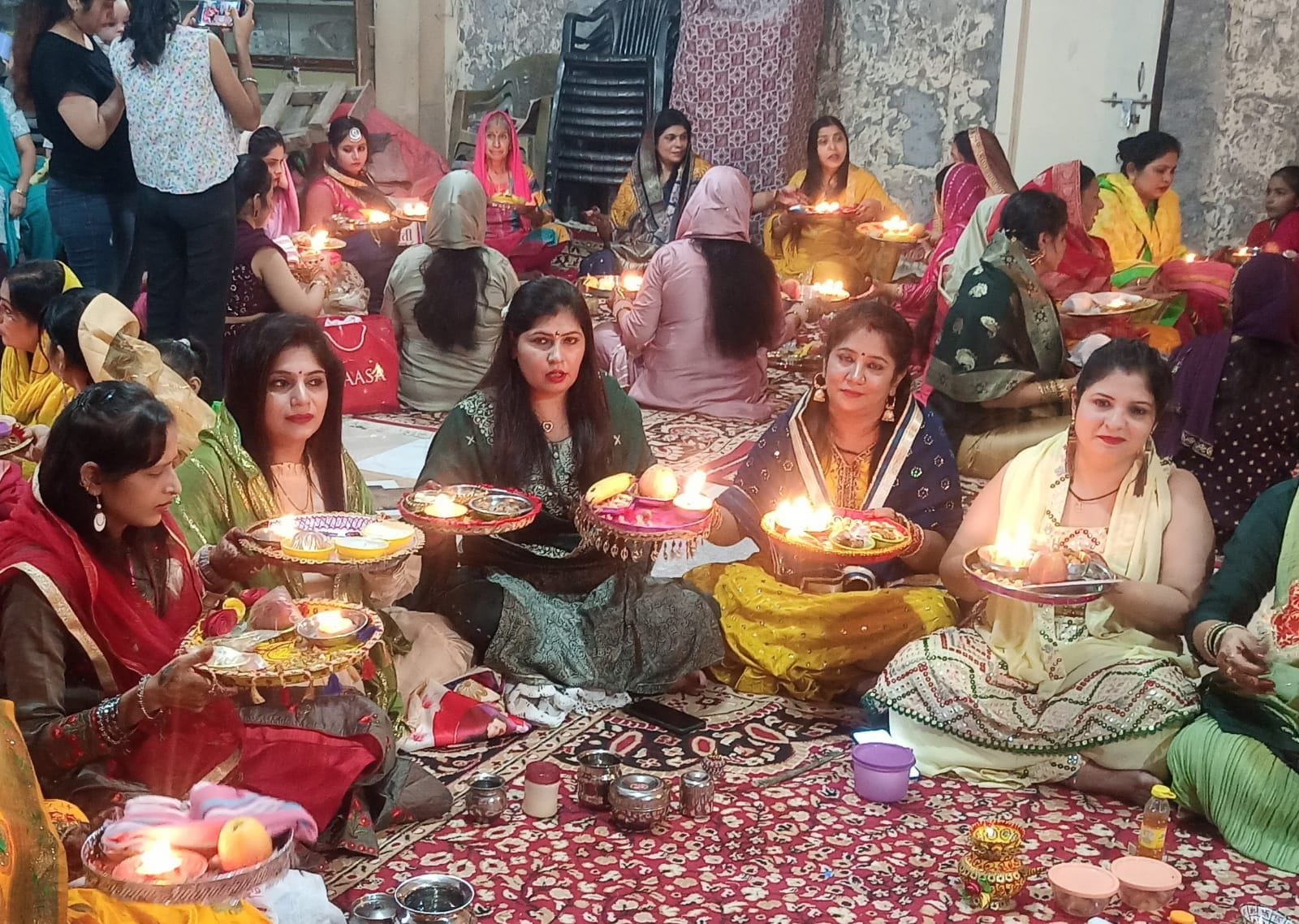फोटो-7-गोंडा के मालवीयनगर स्थित सावन कृपाल रूहानी मिशन सभागार में करवाचौथ पर पूजन करतीं महिलाएं। फोटो-7-गोंडा के मालवीयनगर स्थित सावन कृपाल रूहानी मिशन सभागार में करवाचौथ पर पूजन करतीं महिलाएं।