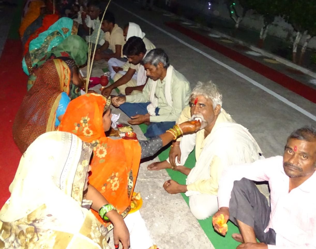 जेल में करवा चौथ पर पतियों का मुंह मीठा करातीं महिलाएं। जेल में करवा चौथ पर पतियों का मुंह मीठा करातीं महिलाएं।