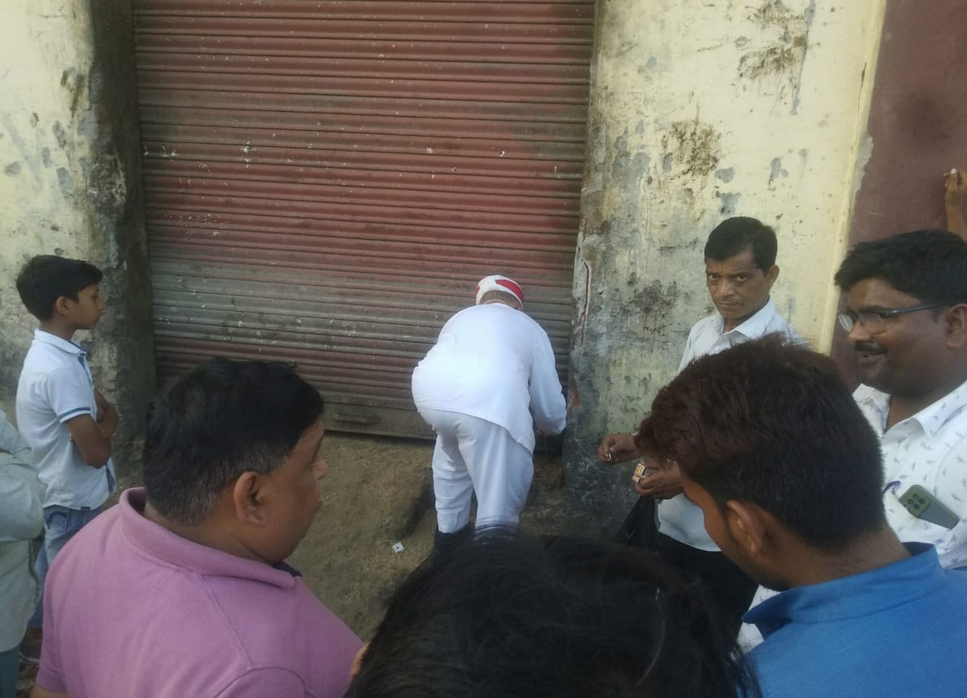 ओरछी चौराहे पर गोदाम सील करता एसडीएम का अर्दली। संवाद
