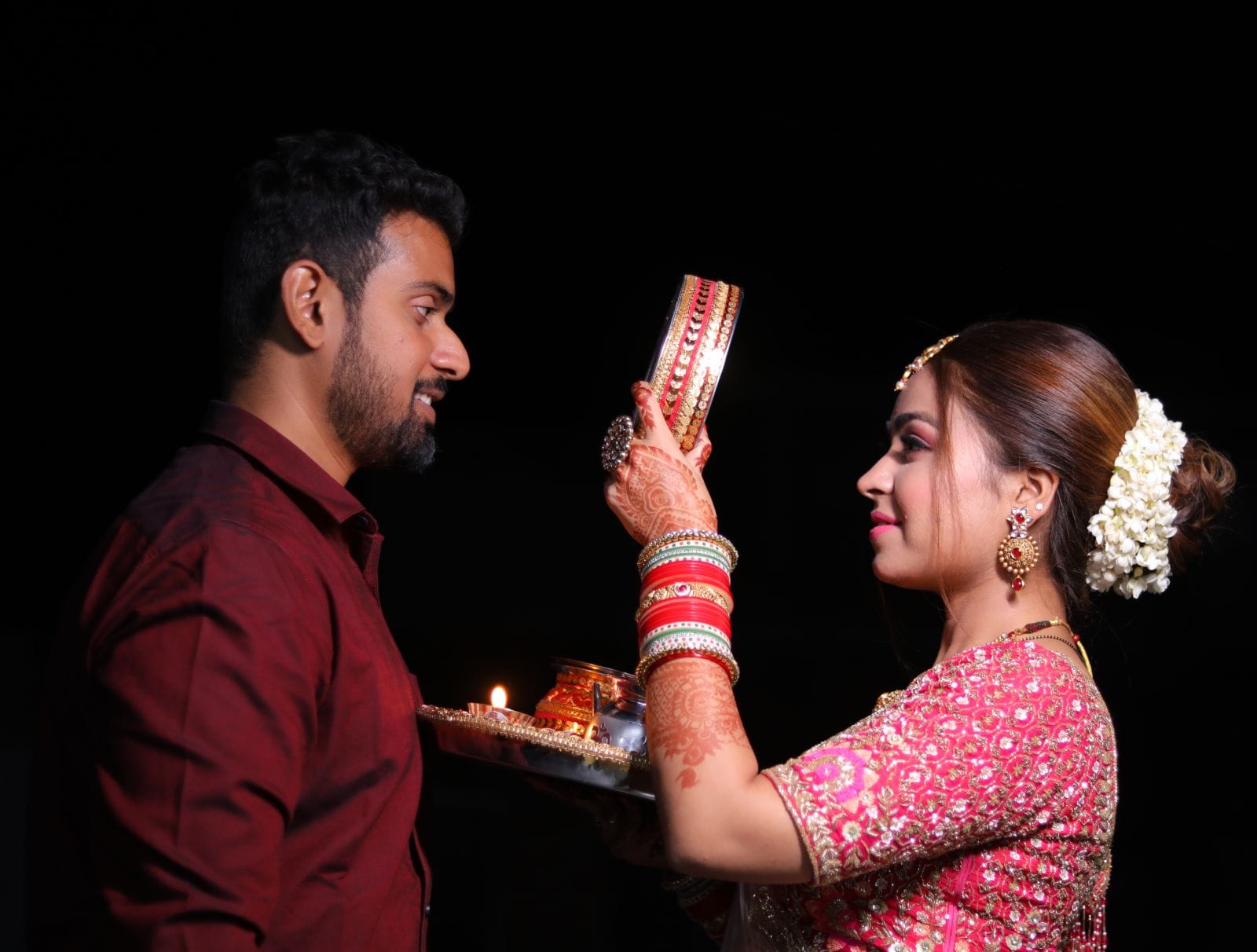 प्रोफेसर कॉलोनी में छलनी में पति का चेहरा देखती महिला। संवाद प्रोफेसर कॉलोनी में छलनी में पति का चेहरा देखती महिला। संवाद