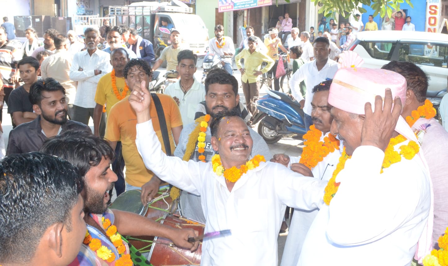 शामली नगर पालिका स्वायत्त शासन कर्मचारी महासंघ के अध्यक्ष पद पर अमित कुमार के विजयी होने पर जश्न शामली नगर पालिका स्वायत्त शासन कर्मचारी महासंघ के अध्यक्ष पद पर अमित कुमार के विजयी होने पर जश्न