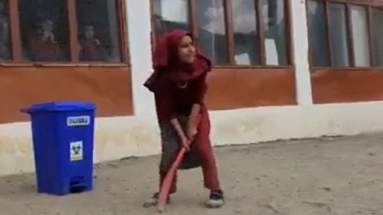Video Of Ladakh Cricketer Maksooma Shot Goes Viral - लद्दाख का वीडियो  वायरल: एलओसी पर नन्हीं मकसूमा ने लगाए चौके-छक्के, विराट कोहली जैसा क्रिकेटर  बनने की चाहत - Amar ...