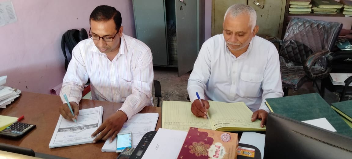 बाबरी क्षेत्र महावतपुर में धान खरीद केंद्र पर मौजूद कर्मचारी।