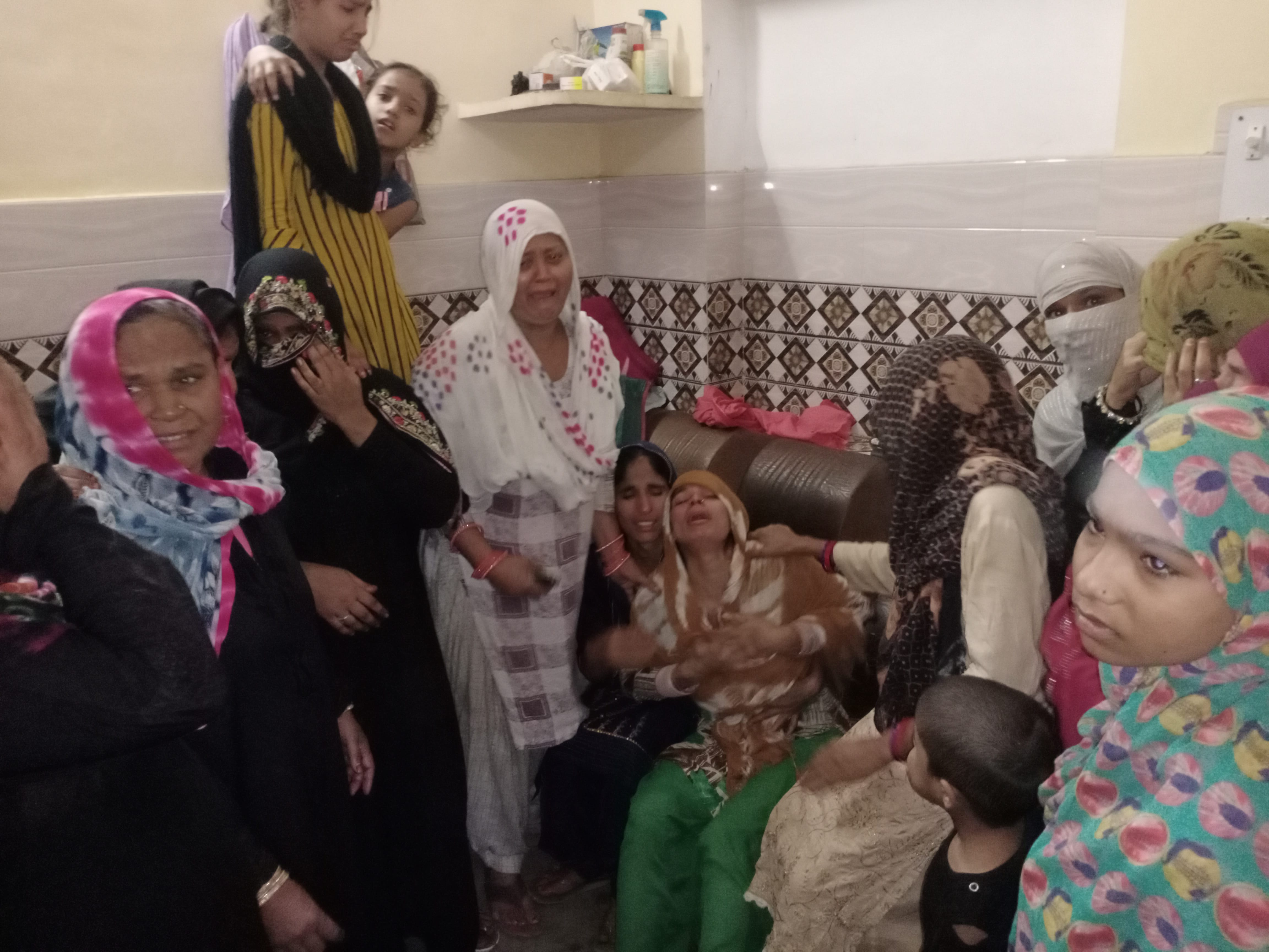 बच्चे की मौत के बाद विलाप करती परिवार की महिलाएं।