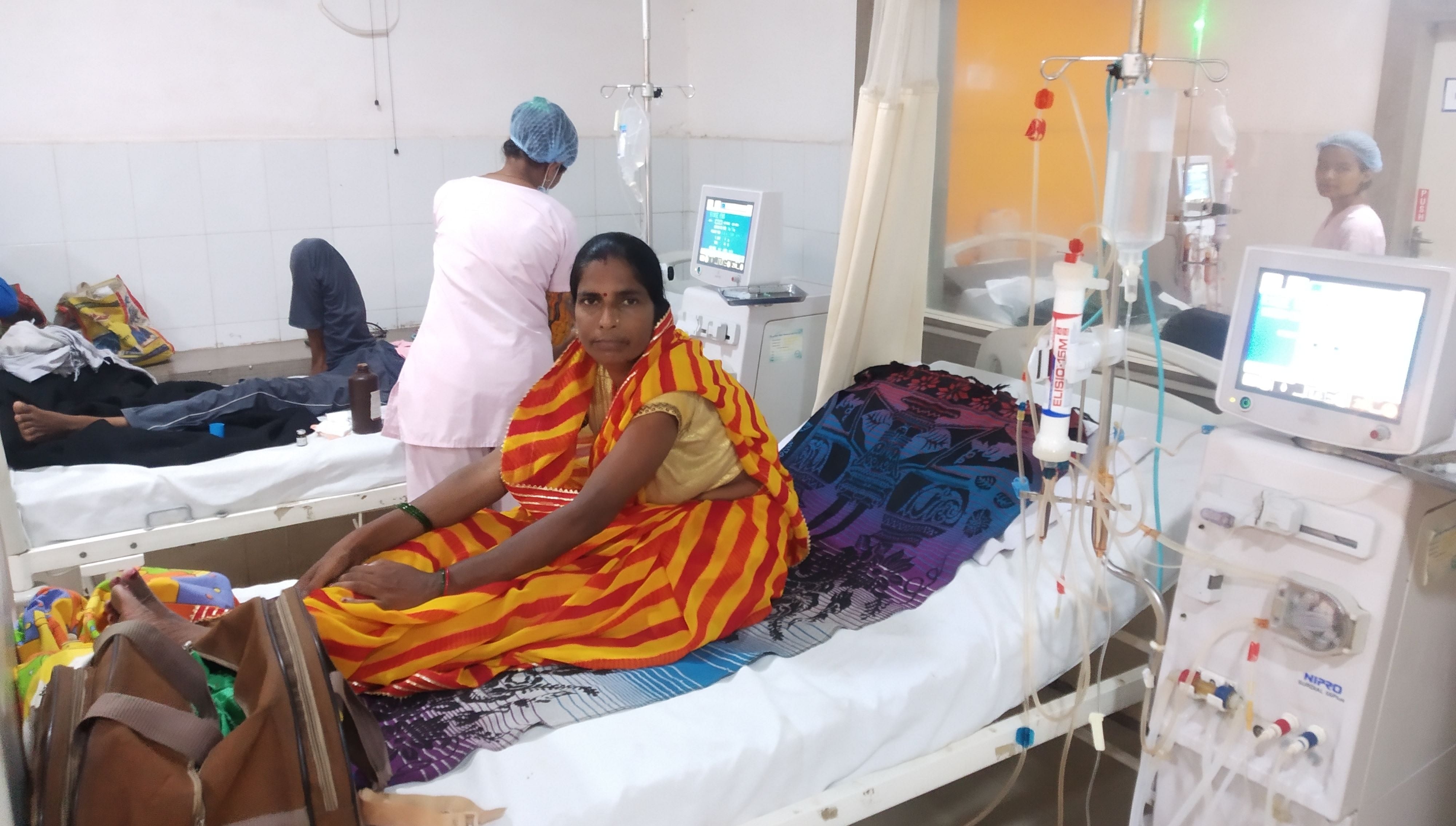 डायलिसिस यूनिट में भर्ती मरीज।