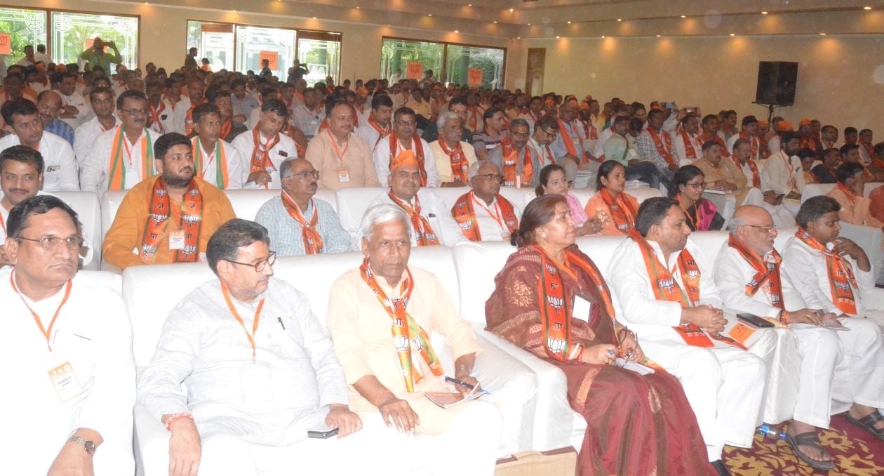 गढ़ रोड स्थित मनोहर रिजेंसी में आयोजित भाजपा की बैठक में मौजूद पदाधिकारी। संवाद