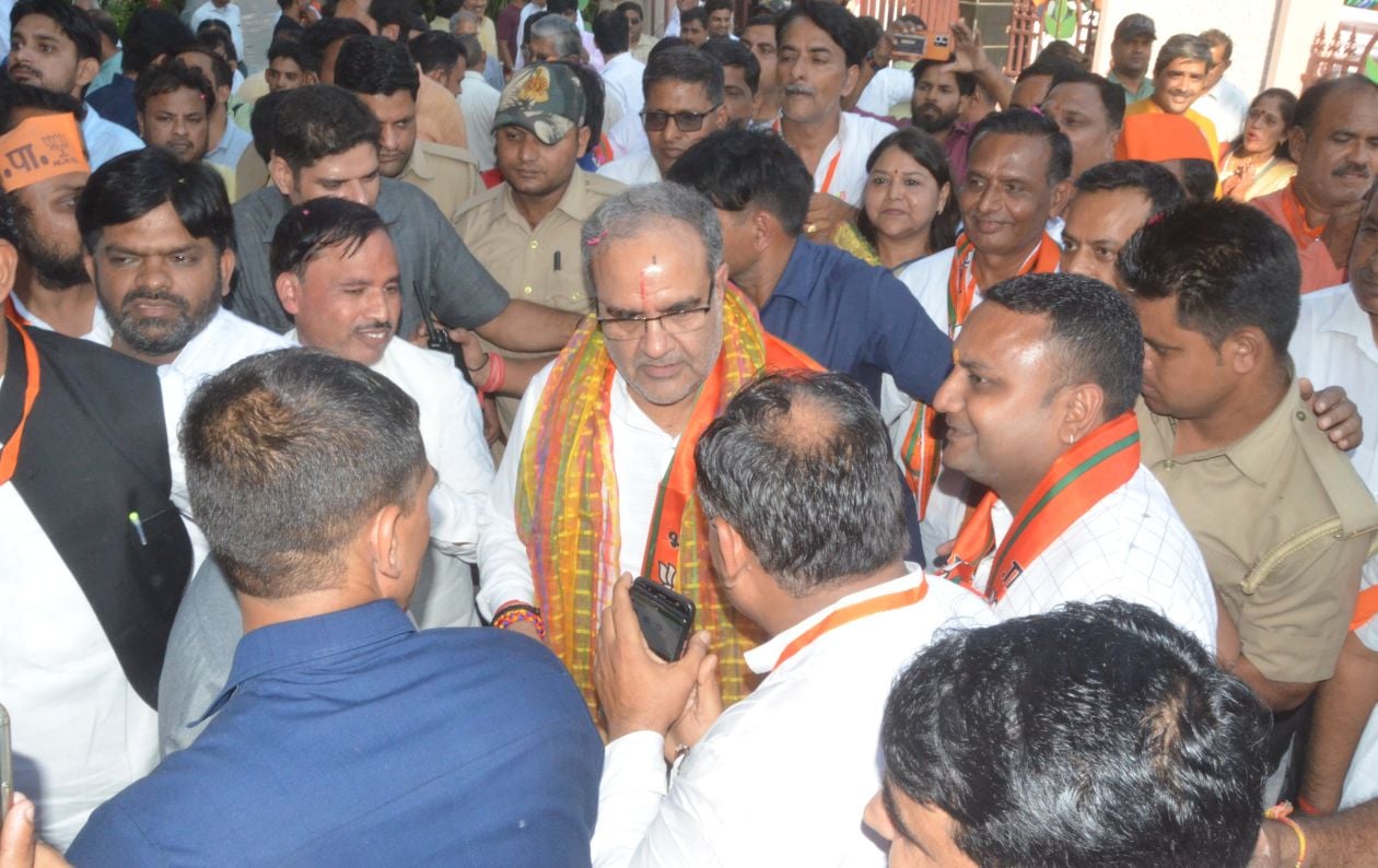 गढ़ रोड स्थित मनोहर रिजेंसी में भाजपा प्रदेश अध्यक्ष का स्वागत करते पदाधिकारी। संवाद