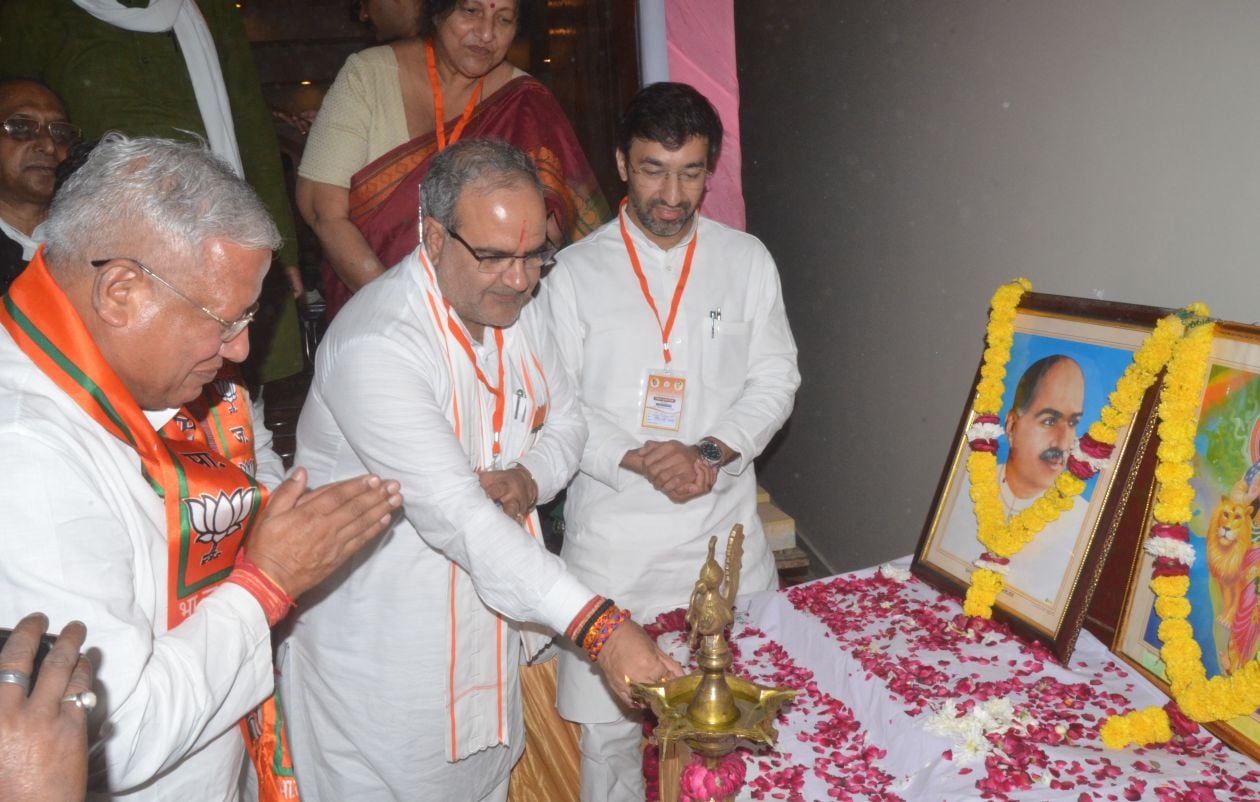 गढ़ रोड स्थित मनोहर रिजेंसी में दीप प्रज्जवलन कर बैठक का शुभारंभ करते भाजपा प्रदेश अध्यक्ष । संव?
