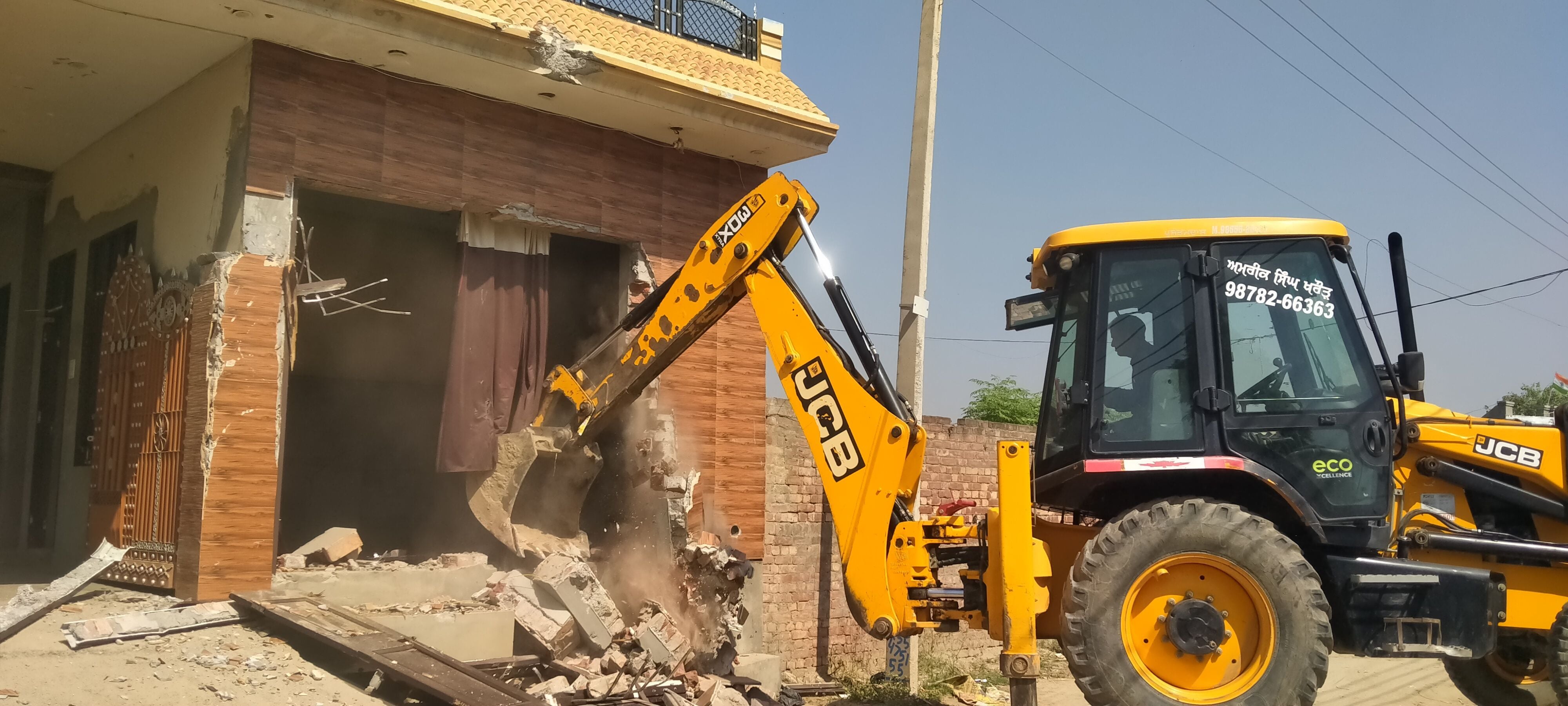जाखल में मकान को बुलडोजर से ढहाने में जुटा चालक। जाखल में मकान को बुलडोजर से ढहाने में जुटा चालक।