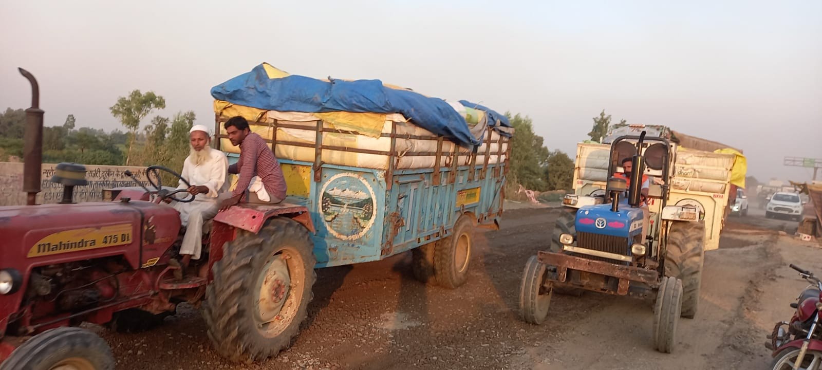 करनाल मंडी में ट्रैक्टर ट्रॉलियों में धान लेकर जाते गांव डोकपुरा के किसान।