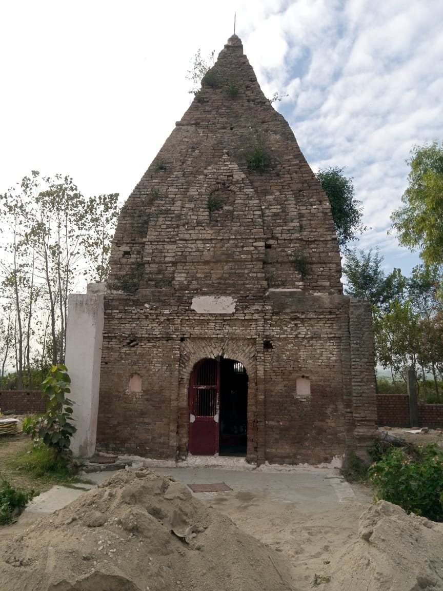 कांधला क्षेत्र के गांव इस्सोपुरटील में स्थित पुराना मंदिर। कांधला क्षेत्र के गांव इस्सोपुरटील में स्थित पुराना मंदिर।