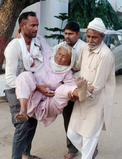 कांधला क्षेत्र के गांव खेड़ा कुर्तान में संघर्ष के दौरान घायल वृद्घ महिला को थाने ले जाते परिजन। कांधला क्षेत्र के गांव खेड़ा कुर्तान में संघर्ष के दौरान घायल वृद्घ महिला को थाने ले जाते परिजन।