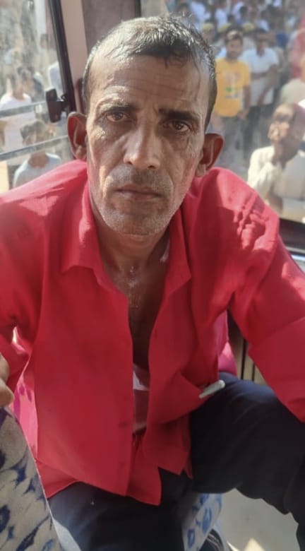 पुलिस हिरासत में बैठा बस का चालक ।