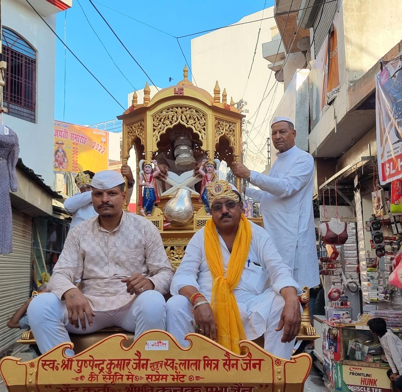 रामपुर मनिहारान में मां जिनवाणी वेदी प्रतिष्ठा महोत्सव में रथयात्रा में शामिल जैन समाज के लोग रामपुर मनिहारान में मां जिनवाणी वेदी प्रतिष्ठा महोत्सव में रथयात्रा में शामिल जैन समाज के लोग
