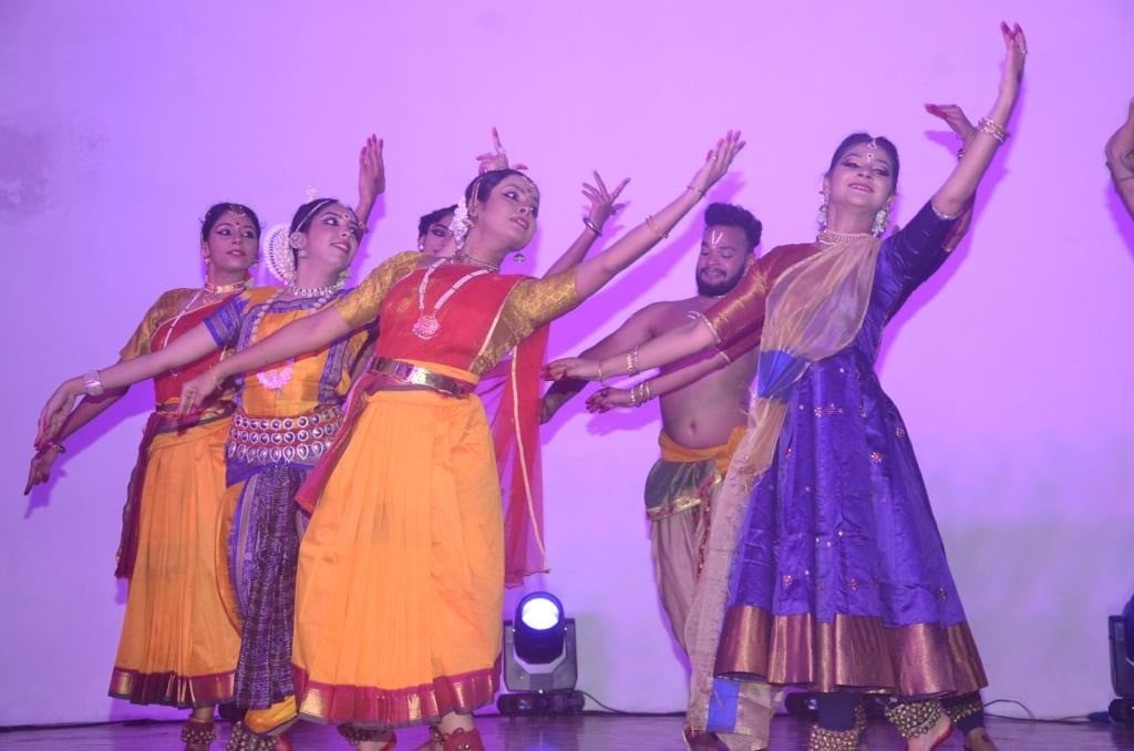  राष्ट्रीय प्रौद्योगिकी संस्थान में सांस्कृतिक कार्यक्रम की प्रस्तुति देते कलाकार।  संवाद