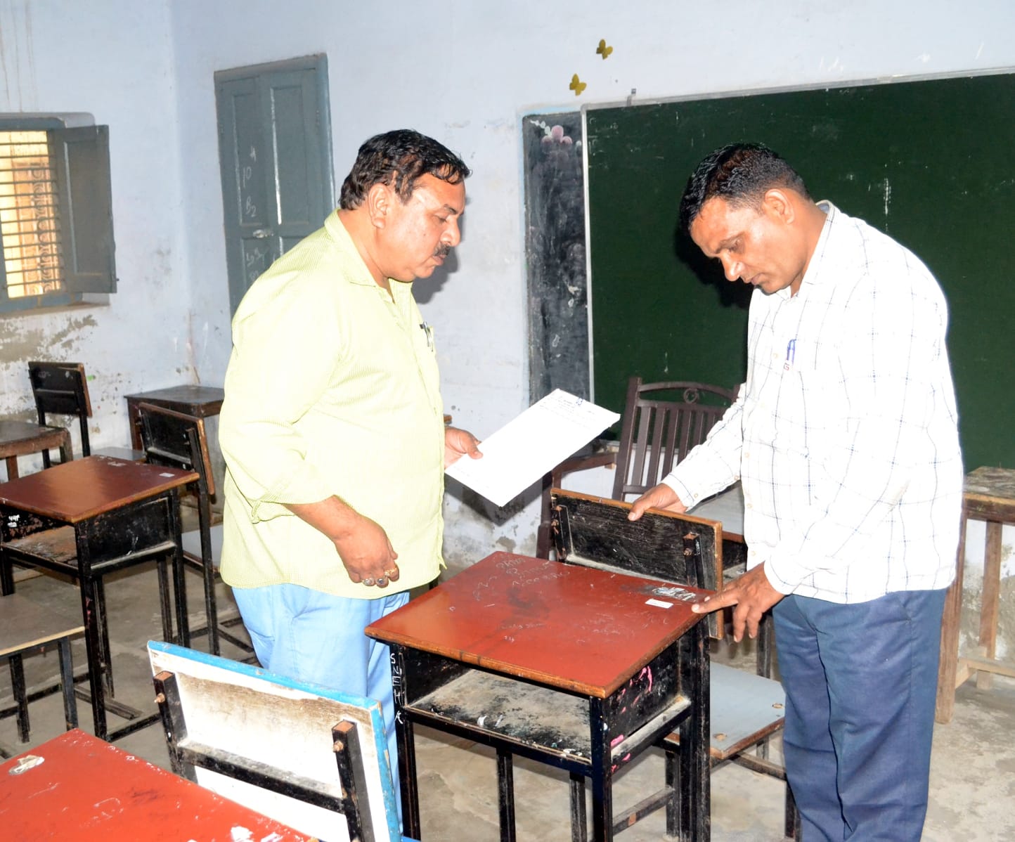 शामली में हिंदू कन्या इंटर कॉलेज में प्रारंभिक पात्रता परीक्षा के लिए कक्ष में सीटों पर स्लिप चस?