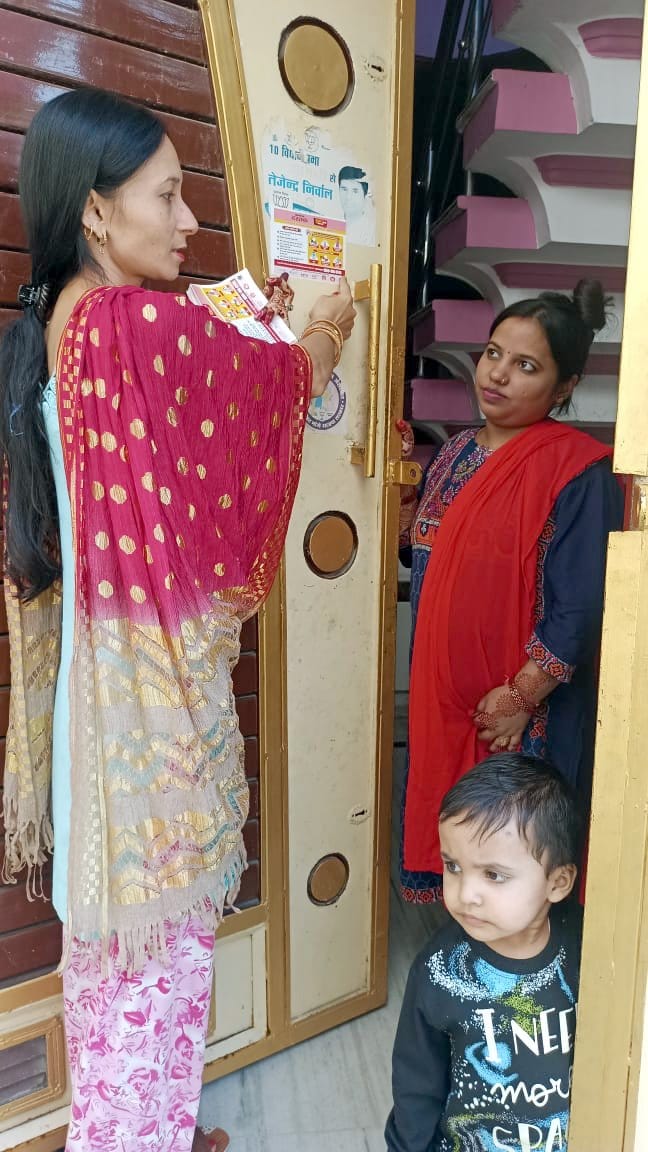 शामली में संचारी रोग नियंत्रण अभियान के दौरान महिला को जानकारी देती स्वास्थ्यकर्मी। शामली में संचारी रोग नियंत्रण अभियान के दौरान महिला को जानकारी देती स्वास्थ्यकर्मी।