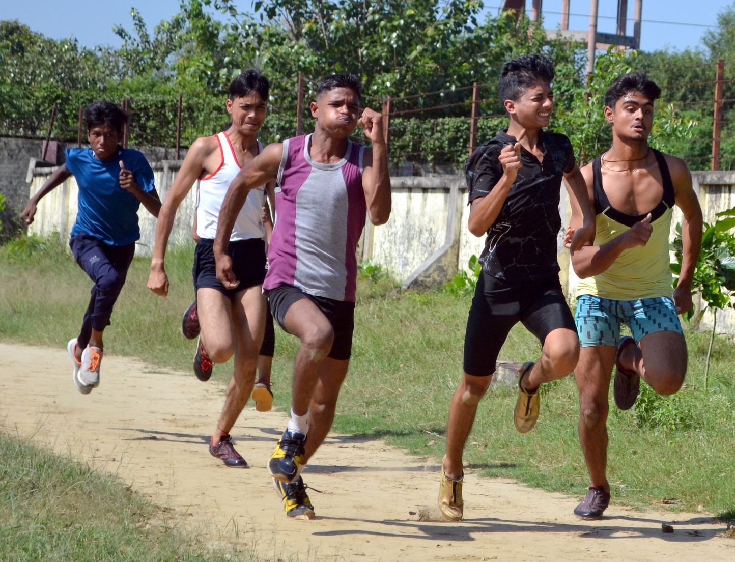 शामली में शहीद उधम सिंह स्टेडियम में आयोजित ट्रायल में दौड़ लगाते धावक। शामली में शहीद उधम सिंह स्टेडियम में आयोजित ट्रायल में दौड़ लगाते धावक।
