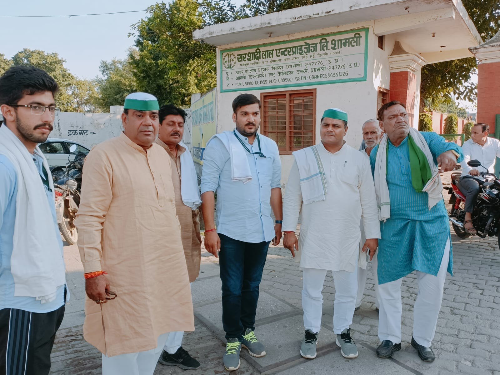 शामली शुगर मिल में महापंचायत के लिए पहुंचे मिल गेट का निरीक्षण करने पहुंचे भाकियू कार्यकर्ता। शामली शुगर मिल में महापंचायत के लिए पहुंचे मिल गेट का निरीक्षण करने पहुंचे भाकियू कार्यकर्ता।