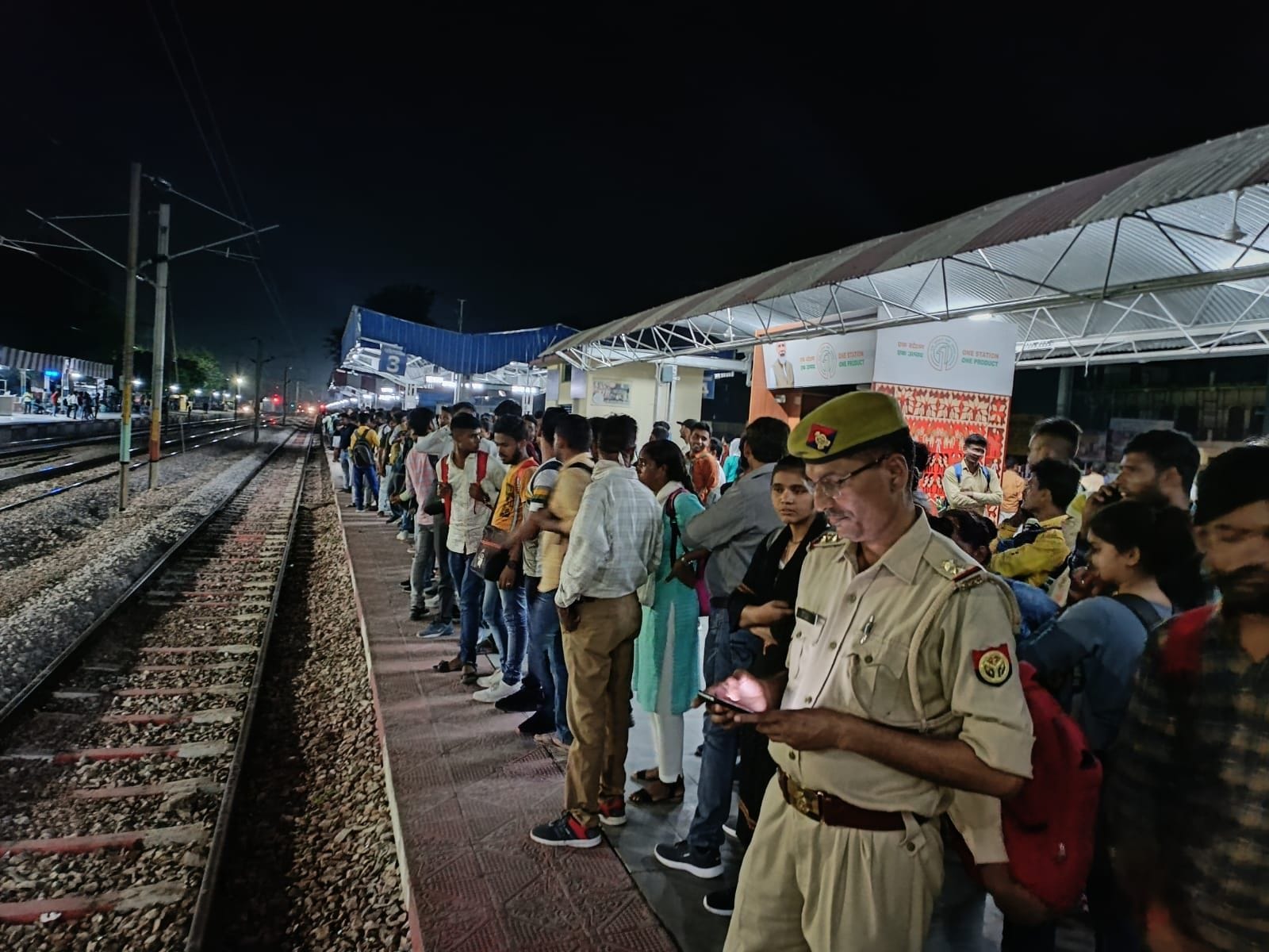 ट्रेन आते ही प्लेट फार्म पर पहुंचे परीक्षार्थी। संवाद ट्रेन आते ही प्लेट फार्म पर पहुंचे परीक्षार्थी। संवाद