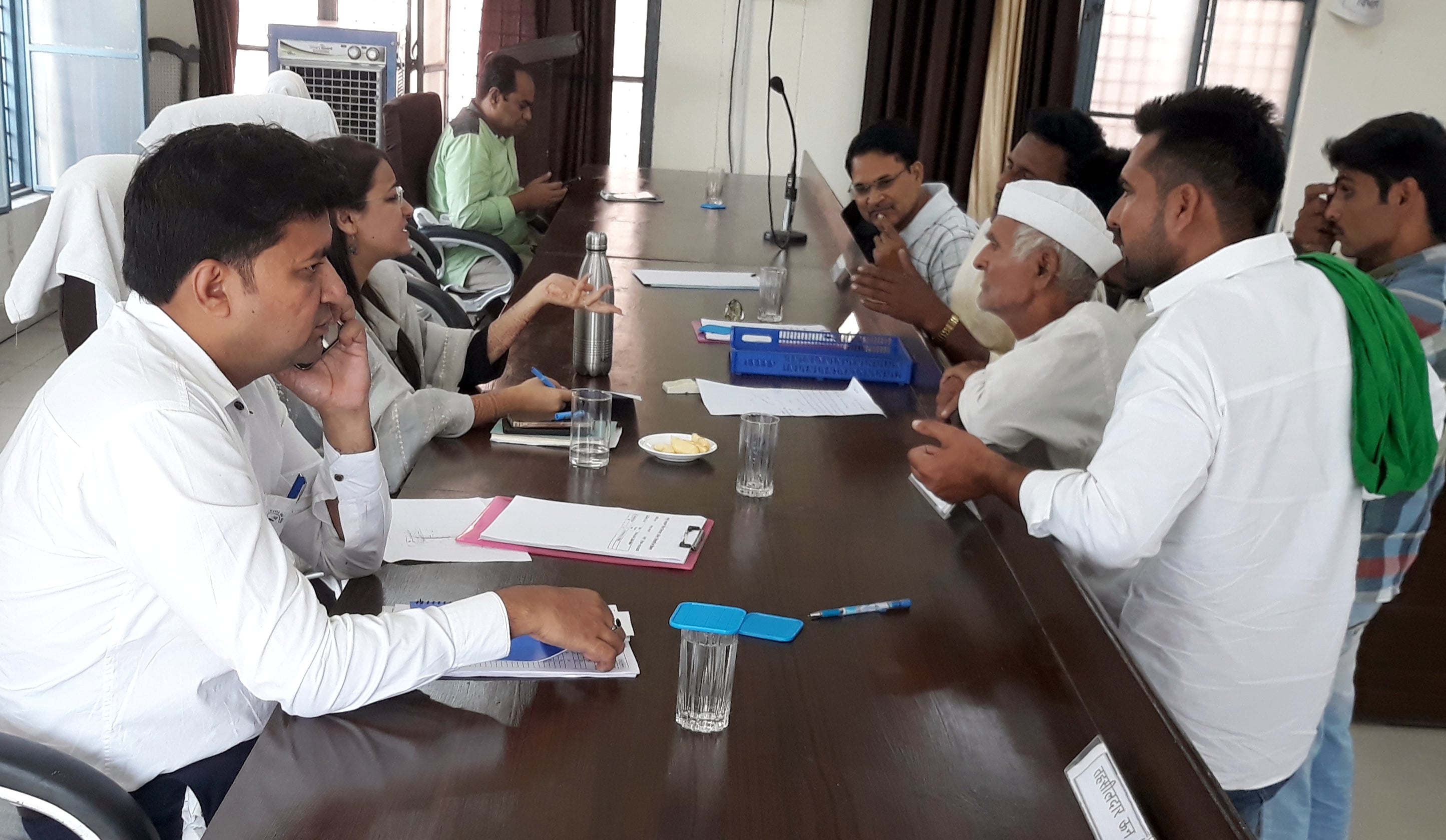 ऊन तहसील में आयोजित संपूर्ण समाधान दिवस में शिकायत सुनती एसडीएम निकिता शर्मा व तहसीलदार।