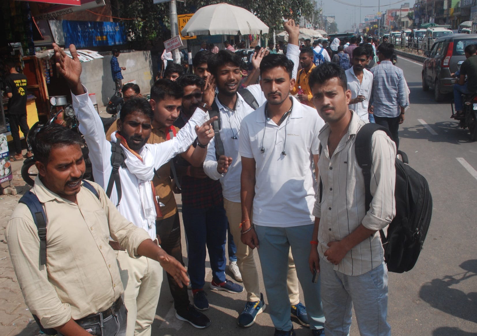 अग्रवाल मंडी टटीरी से पैदल बागपत वंदना चौक पहुंचे अभ्यर्थी जानकारी देते हुए अग्रवाल मंडी टटीरी से पैदल बागपत वंदना चौक पहुंचे अभ्यर्थी जानकारी देते हुए