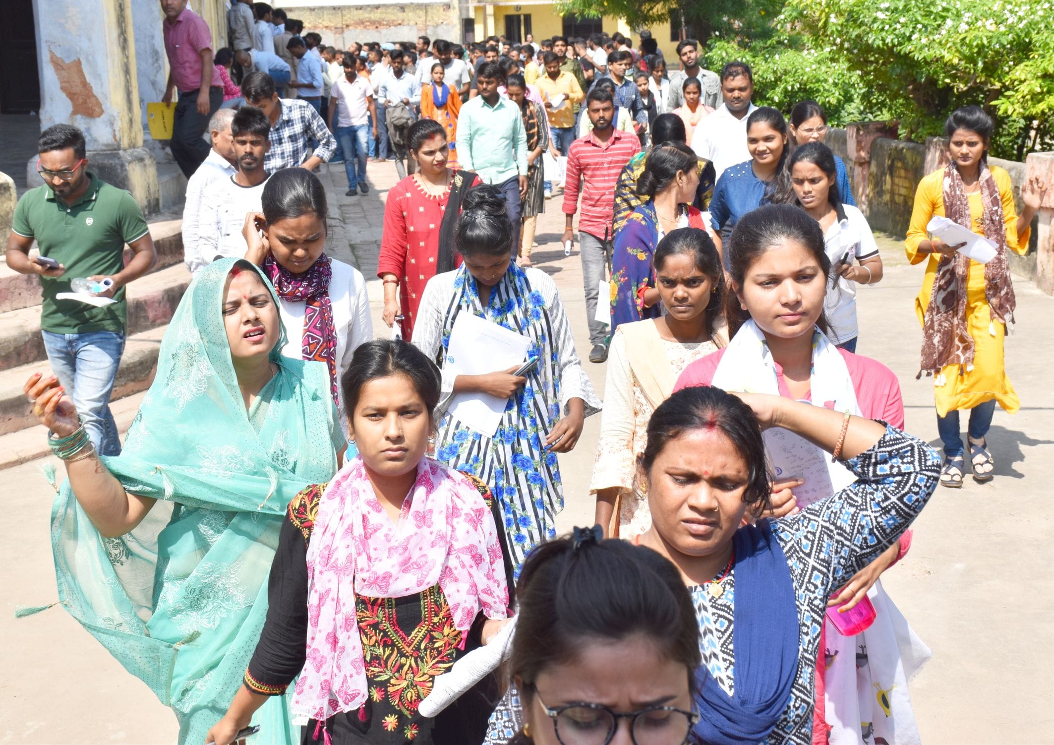 अयोध्या-प्रारंभिक अहर्ता परीक्षा देकर बाहर आते परीक्षार्थी। अयोध्या-प्रारंभिक अहर्ता परीक्षा देकर बाहर आते परीक्षार्थी।
