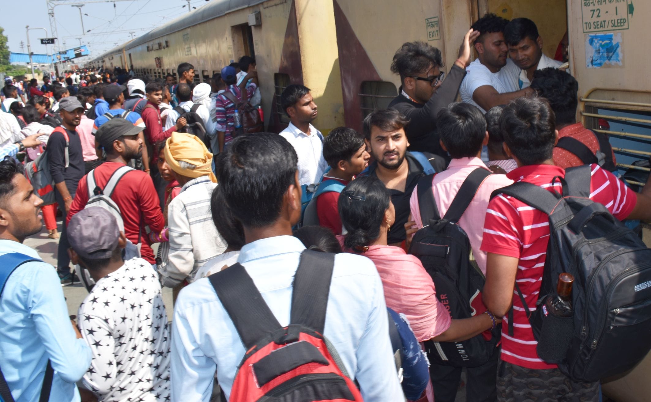 अयोध्या-ट्रेन से घर जाने को परेशान यात्री। अयोध्या-ट्रेन से घर जाने को परेशान यात्री।