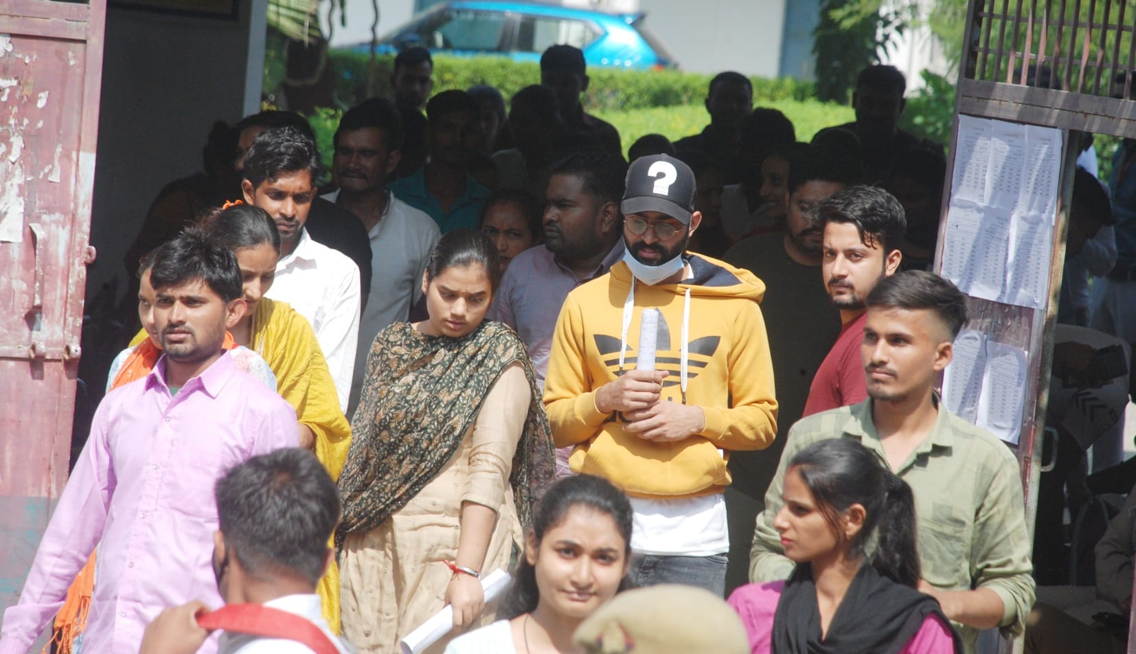 बागपत के राजकीय कन्या इंटर कालेज में परीक्षा देकर आते अभ्यर्थी बागपत के राजकीय कन्या इंटर कालेज में परीक्षा देकर आते अभ्यर्थी