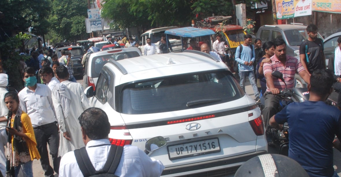 बागपत-कोर्ट रोड पर जाम में फंसे वाहन