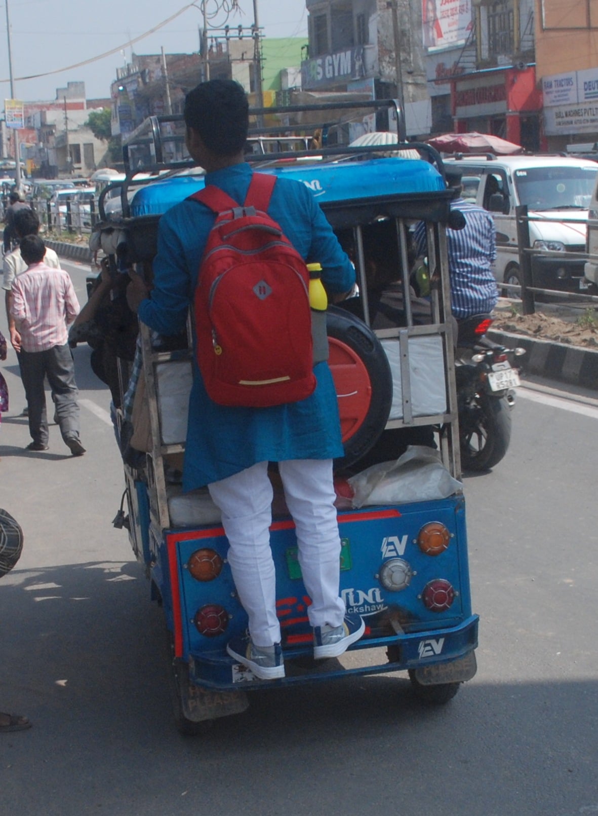 बागपत-मेरठ रोड पर ईरिक्शे पर लटकर जाता अभ्यर्थी