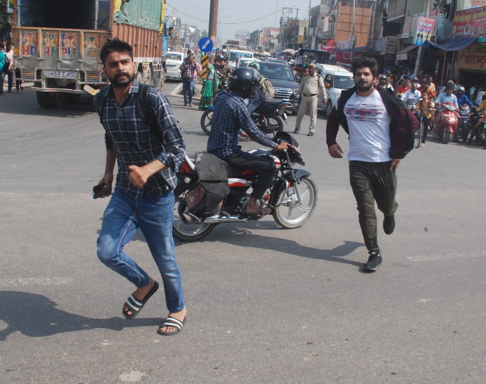 भाई जल्दी दौड़ लगा कहीं छुठ न जाए परीक्षा:द्यितीय पाली में पेपर का समय हो रहा था ऐसे में बागपत-मेरठ भाई जल्दी दौड़ लगा कहीं छुठ न जाए परीक्षा:द्यितीय पाली में पेपर का समय हो रहा था ऐसे में बागपत-मेरठ