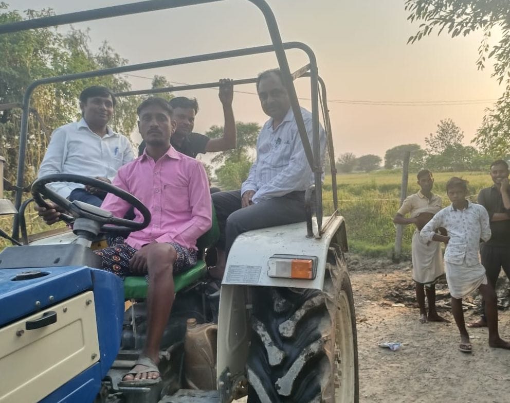 बाढ़ प्रभावित इलाकों का जायजा लेते ट्रैक्टर पर सवार होकर निकले अधिकारी। संवाद बाढ़ प्रभावित इलाकों का जायजा लेते ट्रैक्टर पर सवार होकर निकले अधिकारी। संवाद