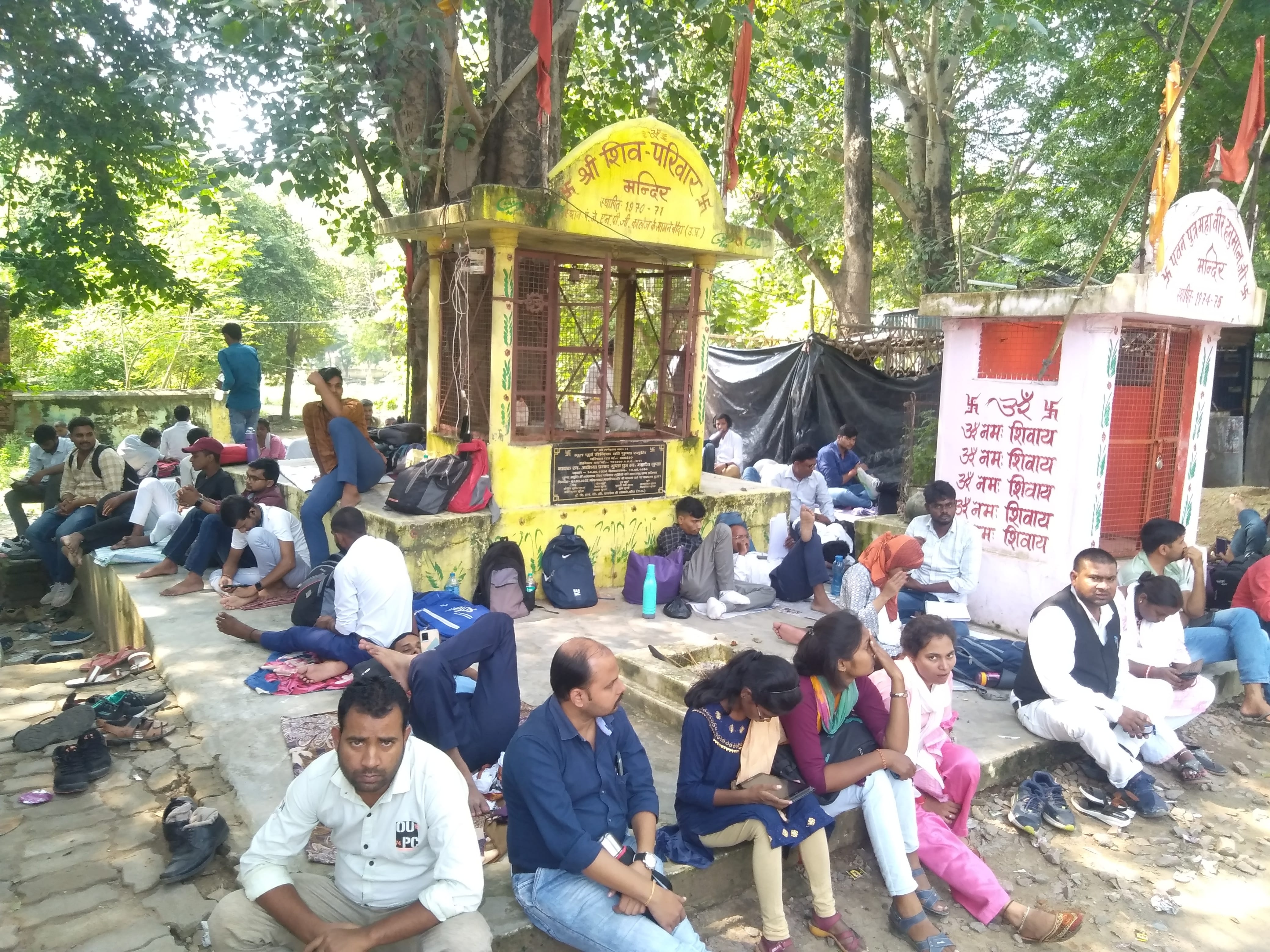 फोटो 15 बीएनडीपी 12- पेड़ की छांव तले डेरा डाले परीक्षार्थी। संवाद फोटो 15 बीएनडीपी 12- पेड़ की छांव तले डेरा डाले परीक्षार्थी। संवाद