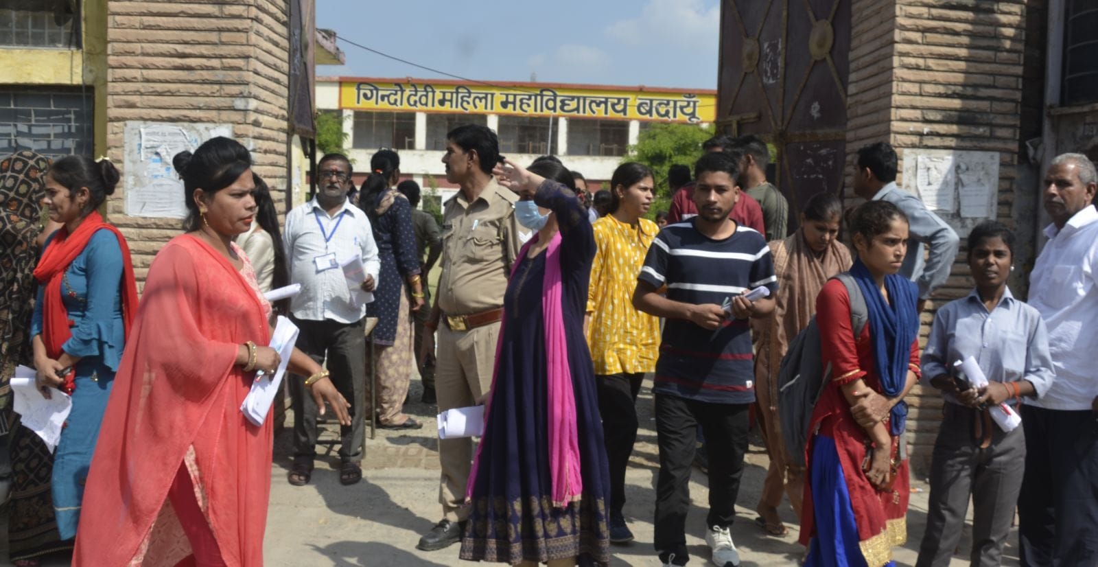 गिंदो देवी महिला महाविद्यालय में बने परीक्षा केंद्र से बाहर निकलते परीक्षार्थी। संवाद