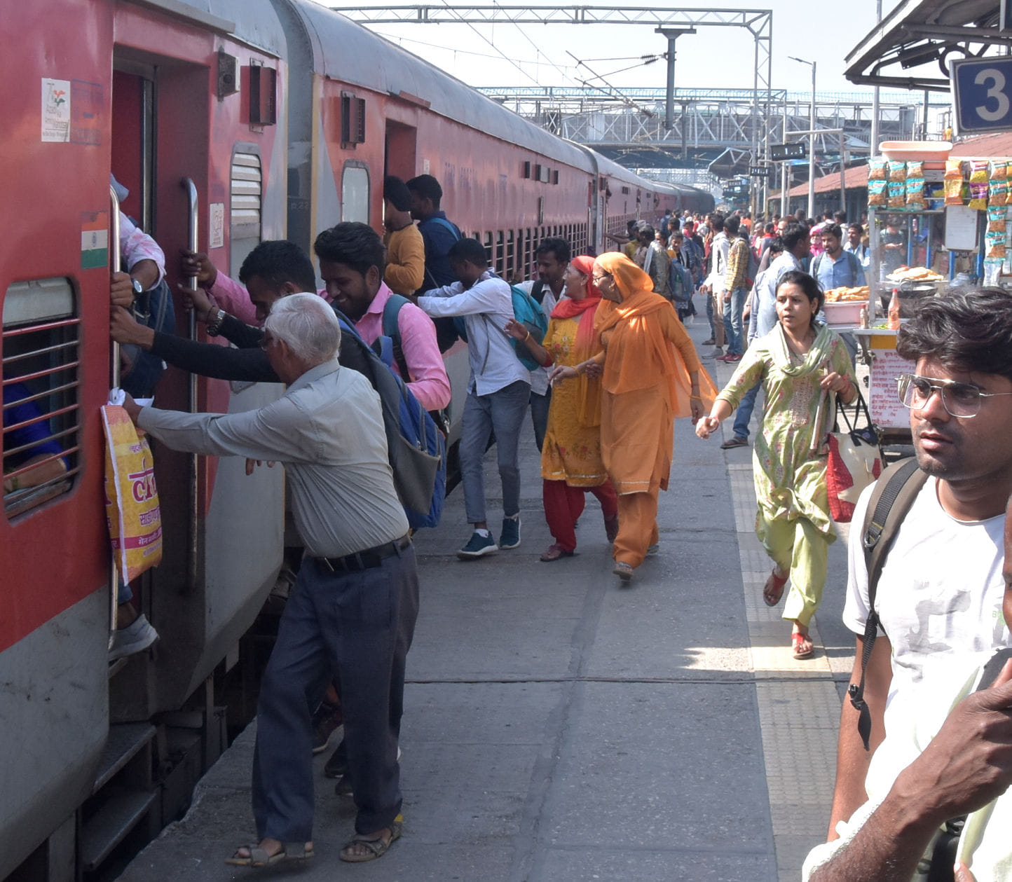 ीईटी की परीक्षा कें बाद सहारनपुर रेलवे स्टेशन पर ट्रेन के पीछे भाग थे अभियार्थी व यात्री ीईटी की परीक्षा कें बाद सहारनपुर रेलवे स्टेशन पर ट्रेन के पीछे भाग थे अभियार्थी व यात्री