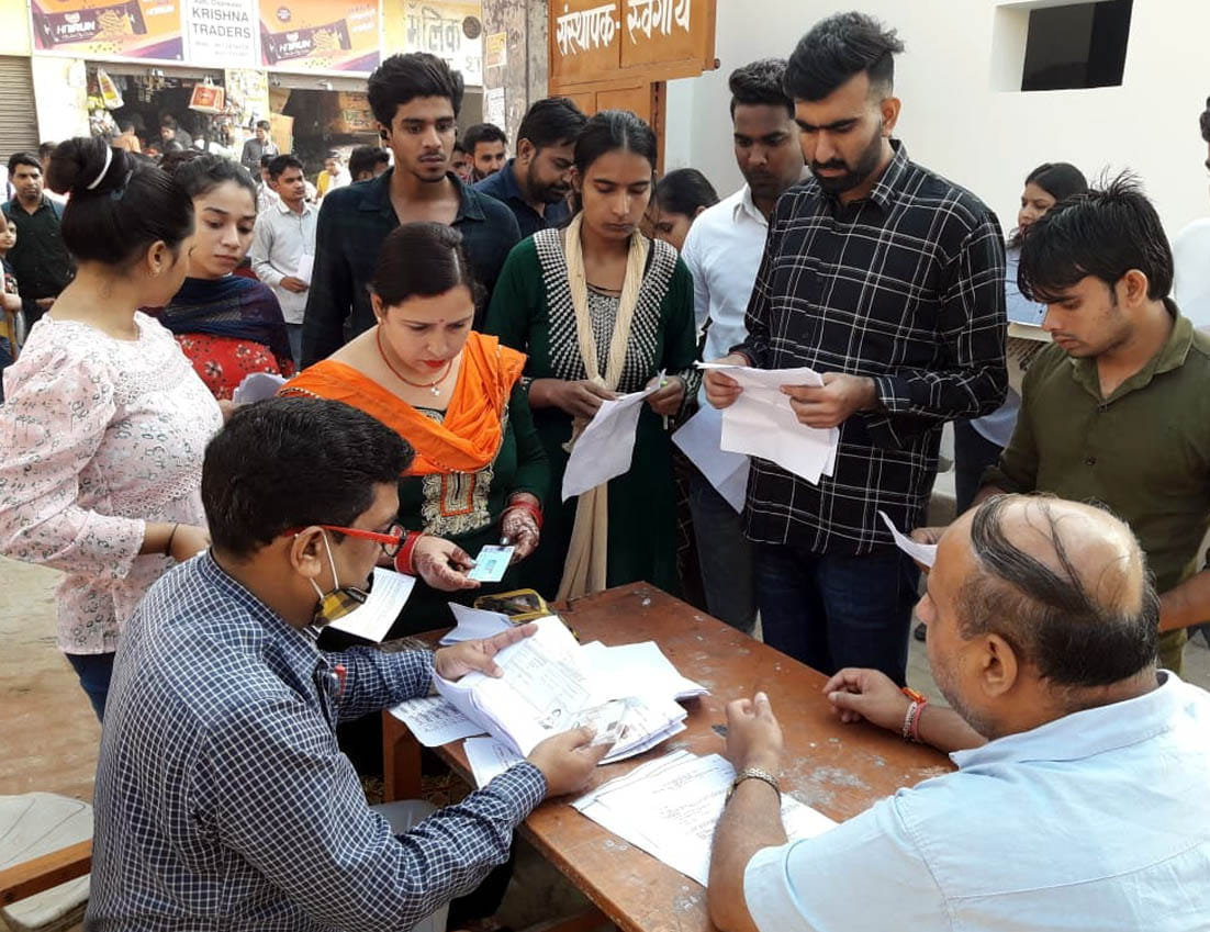 खेकड़ा के जैन इंटर कालेज में पीईटी परीक्षा से पूर्व परीक्षार्थियों के परिचय पत्रो की जांच करते श? खेकड़ा के जैन इंटर कालेज में पीईटी परीक्षा से पूर्व परीक्षार्थियों के परिचय पत्रो की जांच करते श?