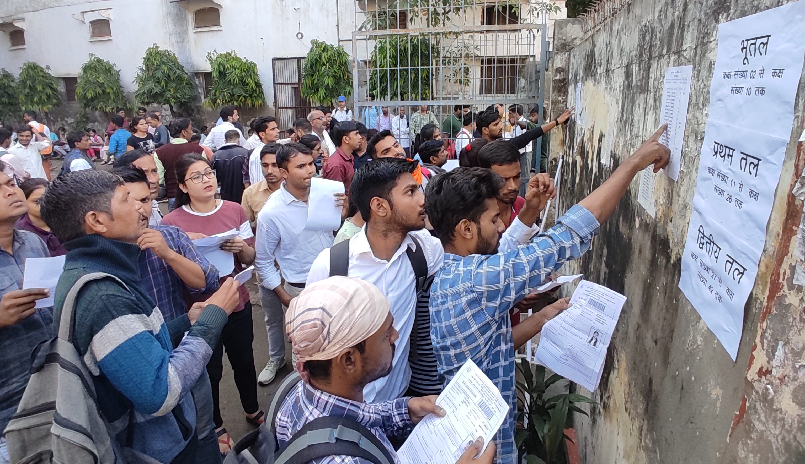 नगर के एसडी इंटर कालेज में पीईटी परीक्षा केद्र पर सीट प्लान देखते परीक्षार्थी। नगर के एसडी इंटर कालेज में पीईटी परीक्षा केद्र पर सीट प्लान देखते परीक्षार्थी।