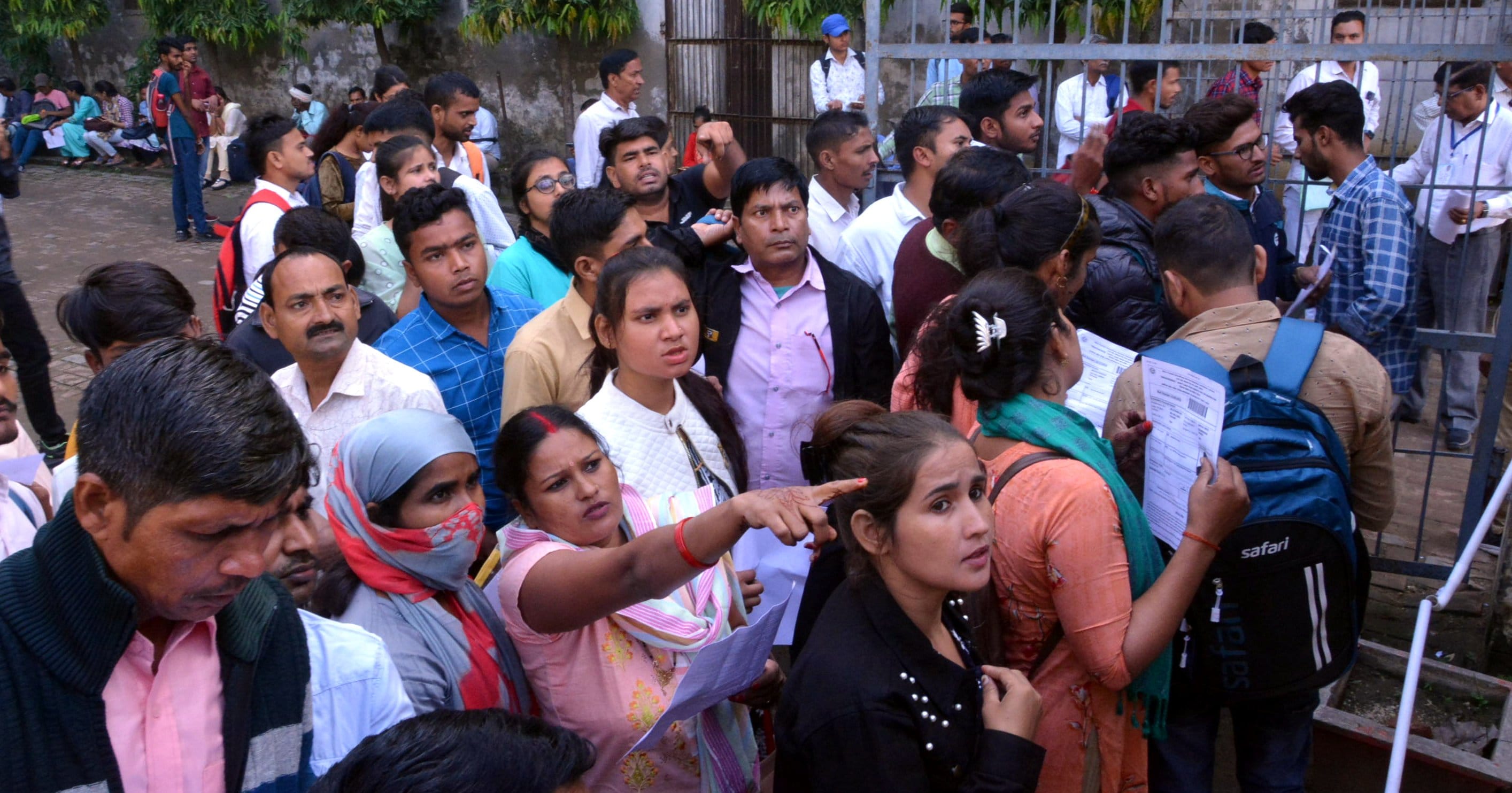 नगर के एसडी इंटर कालेज में पीईटी परीक्षा केद्र पर सीट प्लान देखते परीक्षार्थी। नगर के एसडी इंटर कालेज में पीईटी परीक्षा केद्र पर सीट प्लान देखते परीक्षार्थी।