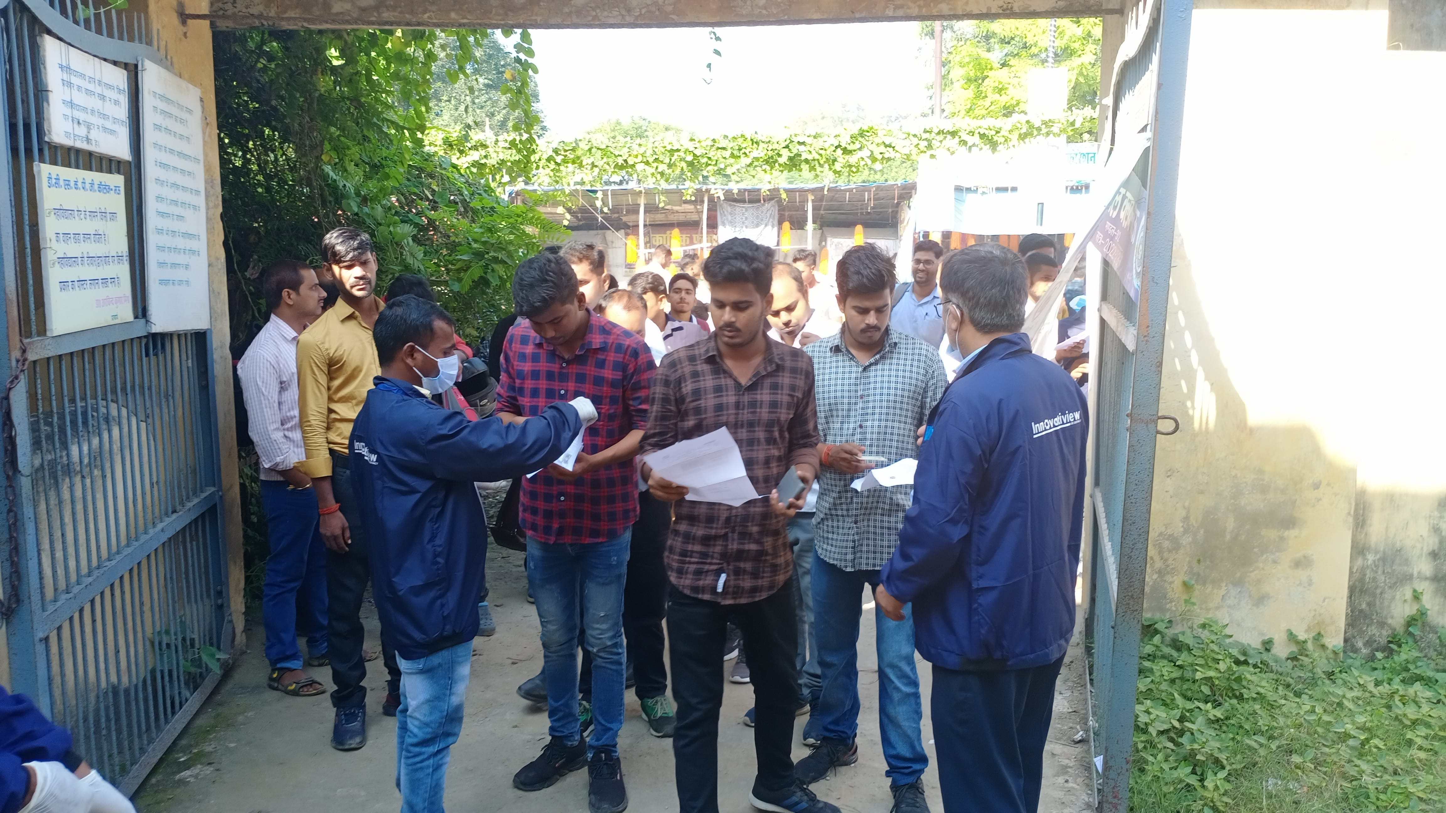 पी ई टी की परीक्षा के दौरान नगर के डीसीएसके पीजी कालेज में परीक्षार्थियों के प्रवेश पत्र चेक करते पी ई टी की परीक्षा के दौरान नगर के डीसीएसके पीजी कालेज में परीक्षार्थियों के प्रवेश पत्र चेक करते