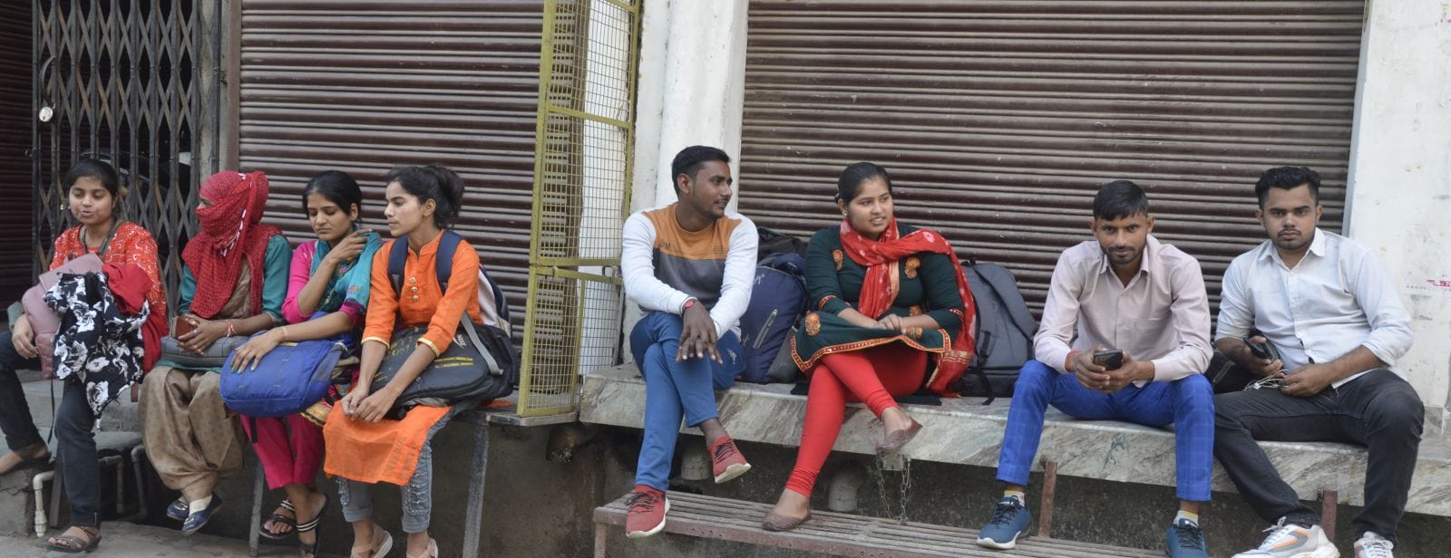 परीक्षा केंद्र का गेट खुलने से पहले पहुंचे परीक्षार्थी। संवाद