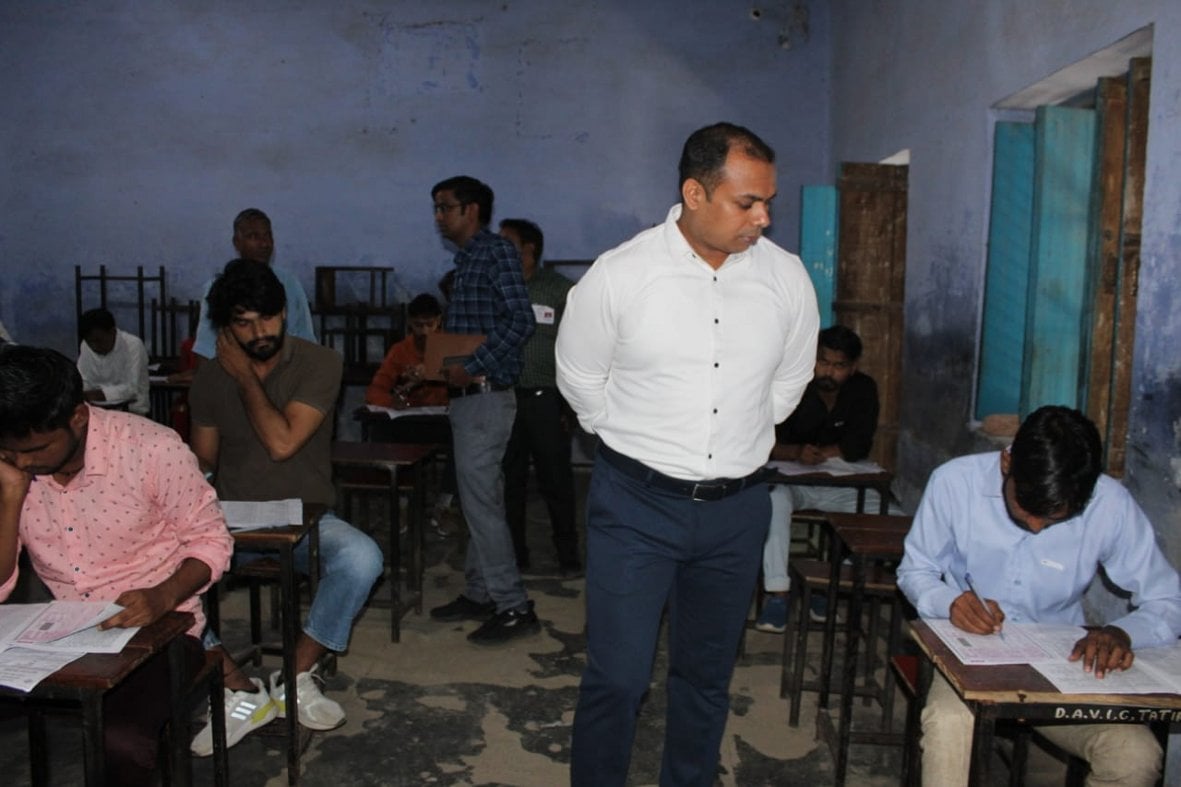 परीक्षा केंद्र का निरीक्षण करते डीएम राजकमल यादव