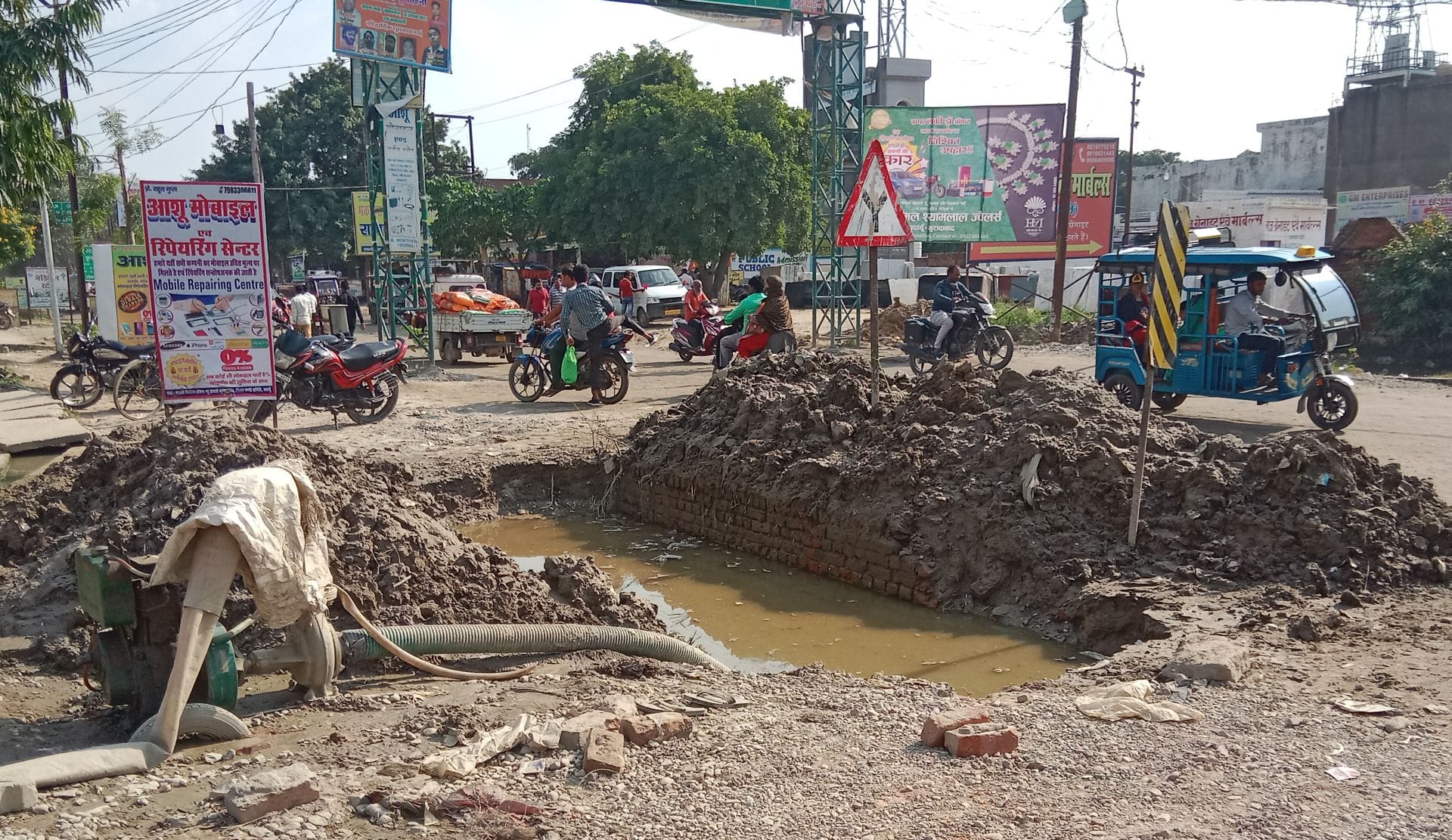 सड़क किनारे गड्ढा खोदकर कुछ इस तरह पंपसैट लगाकर निकाला गया पानी। संवाद