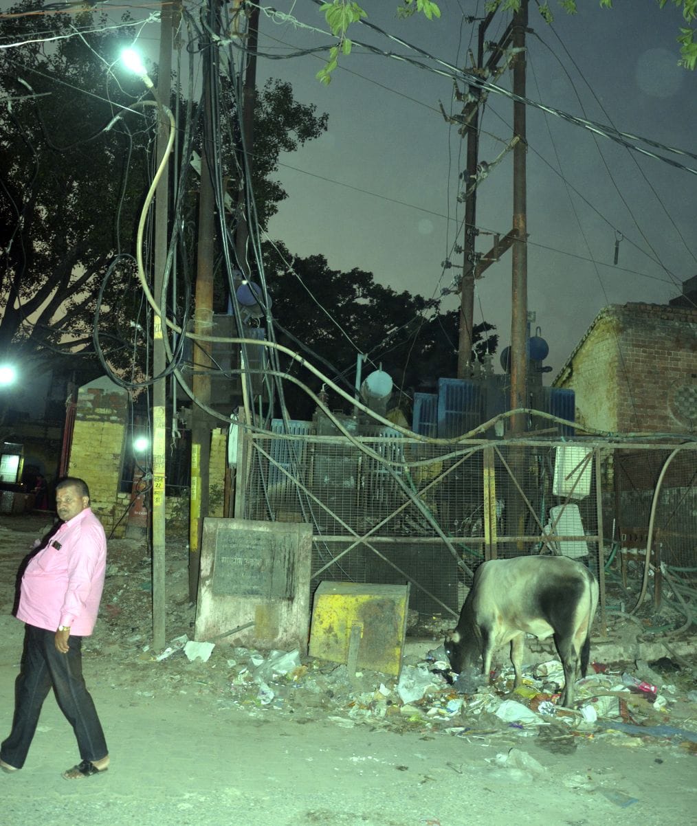 शहर में मालवीयगंज पुलिस चौकी के पास बेतरतीब लाइनें और ट्रांसफार्मर। संवाद