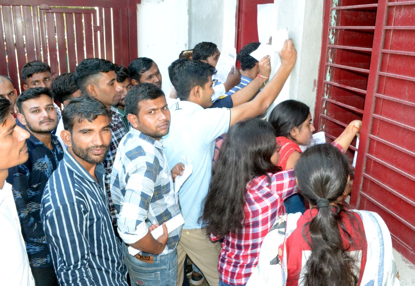 शामली आरके इंटर कॉलेज में पीईटी परीक्षा के बाद सामान लेने के लिए लगी भीड़।