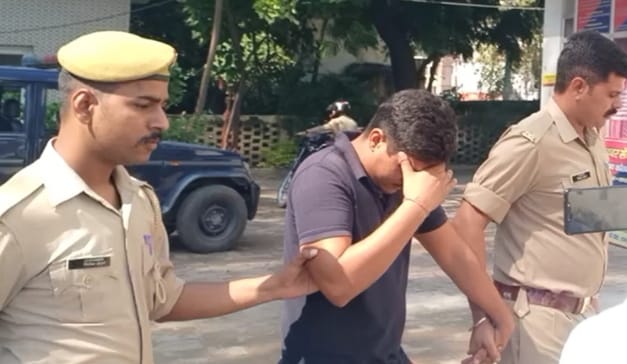 शामली में पीईटी के दौरान पकड़े गए सॉल्वर को ले जाती पुलिस। शामली में पीईटी के दौरान पकड़े गए सॉल्वर को ले जाती पुलिस।