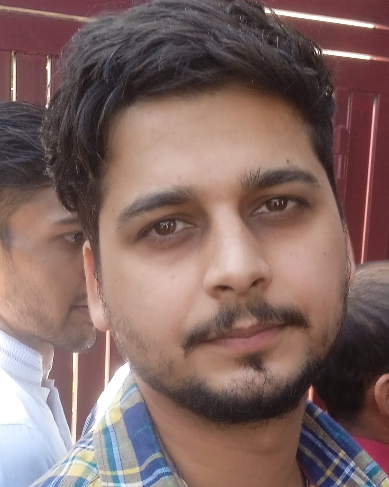 शामली पीईटी की परीक्षा के बारे में जानकारी देता अभ्यर्थी नितिन।