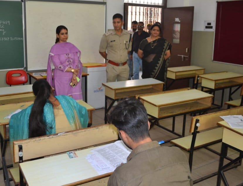शामली सिलवर बेल्स स्कूल में परीक्षा केंद्र का निरीक्षण करते डीएम जसजीत कौर व एसपी अभिषेक झा।